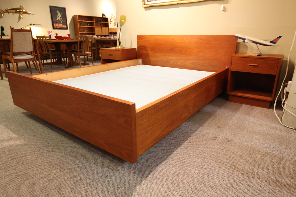 Vintage Teak Queen Bed w/ 2 Night Stands (H/B 67.5"W) (bed 85"L)(Night Stands 20x17x23"H)