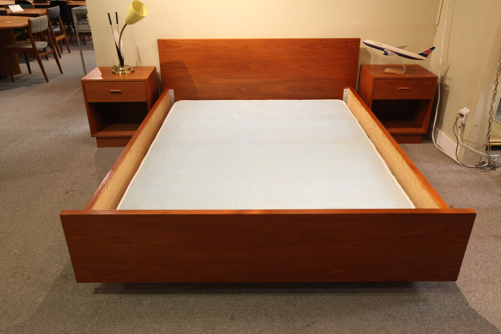 Vintage Teak Queen Bed w/ 2 Night Stands (H/B 67.5"W) (bed 85"L)(Night Stands 20x17x23"H)