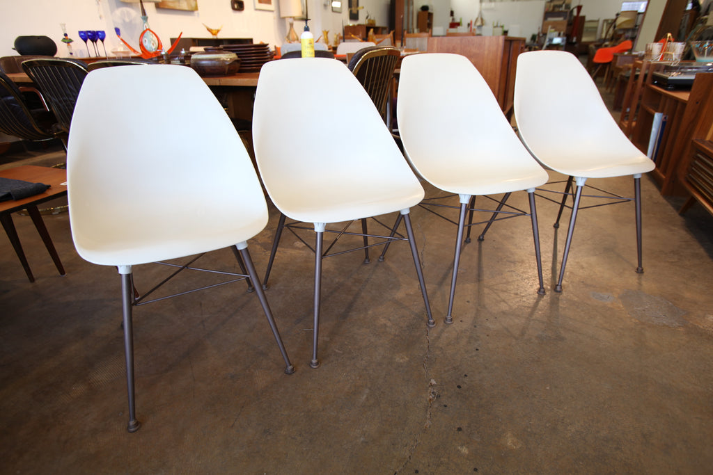 Set of 4 Vintage Moulded Plastic Chairs w/ Metal Base (18.75"W x 19"D x 32"H)