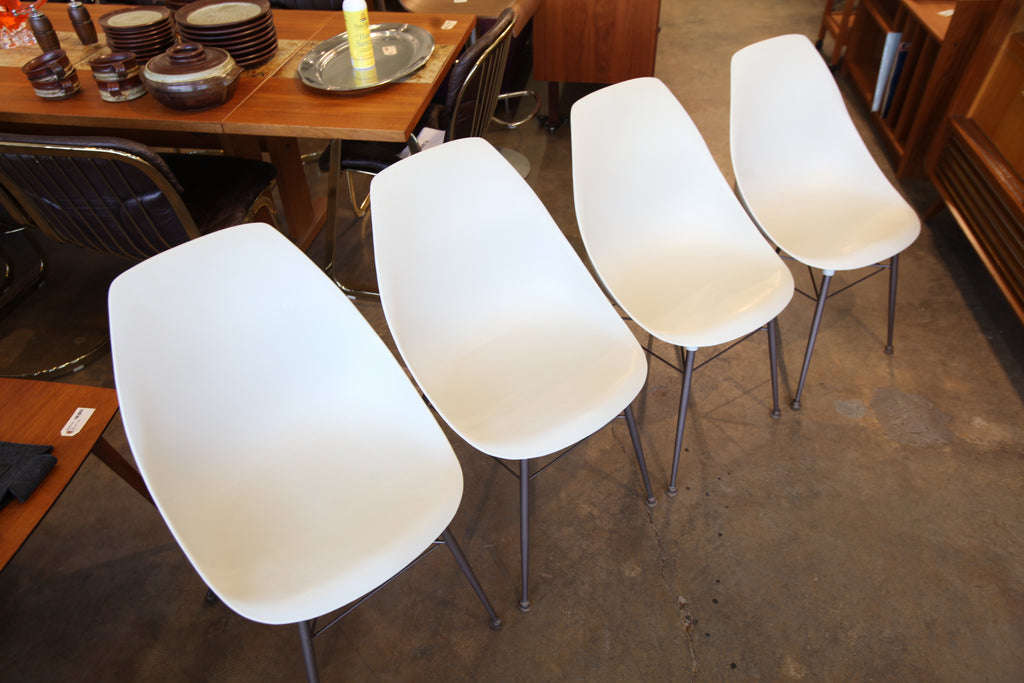 Set of 4 Vintage Moulded Plastic Chairs w/ Metal Base (18.75"W x 19"D x 32"H)
