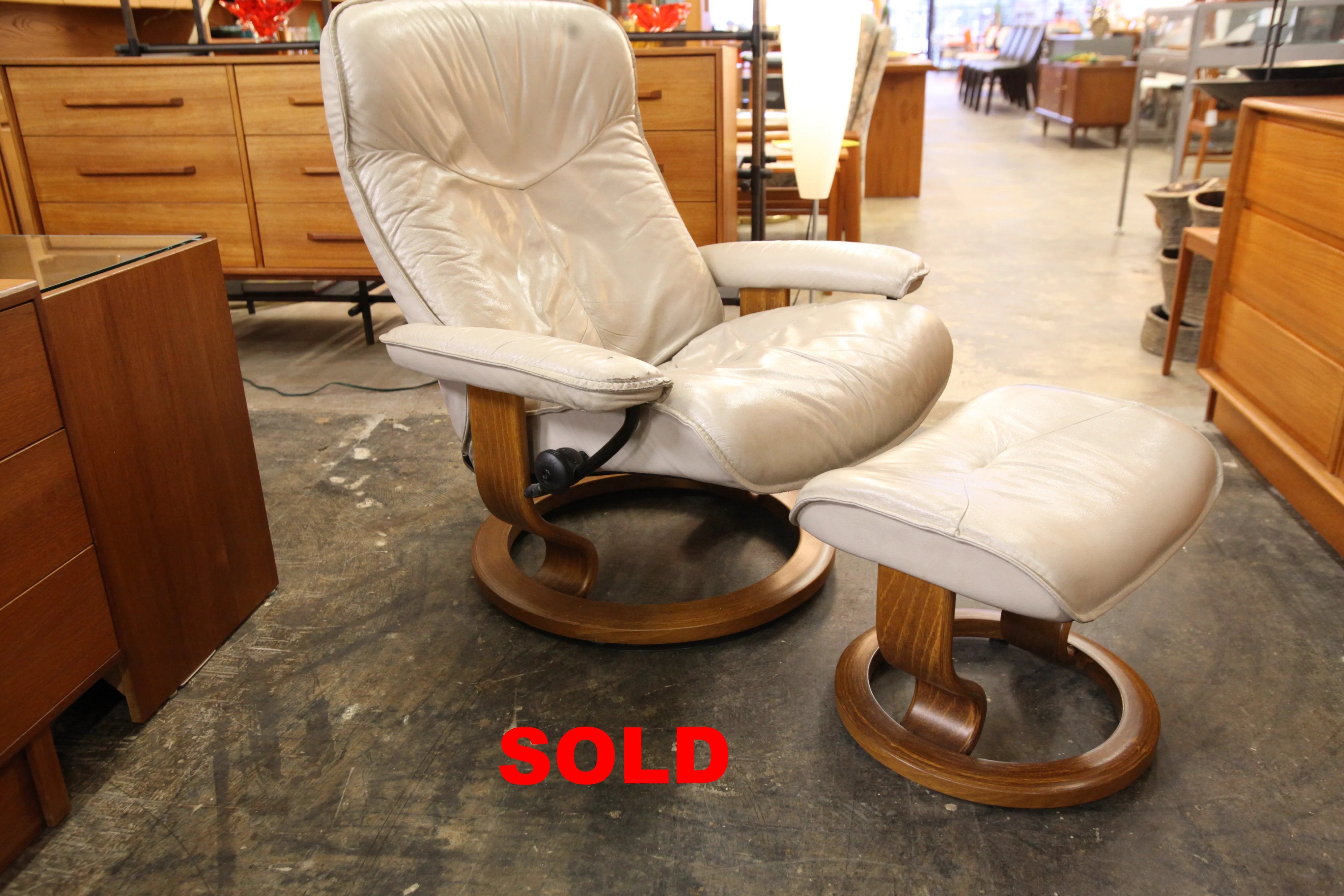 Vintage Leather Stressless Recliner and Ottoman (34.5"W x 31"-43" D x 39.5"H)