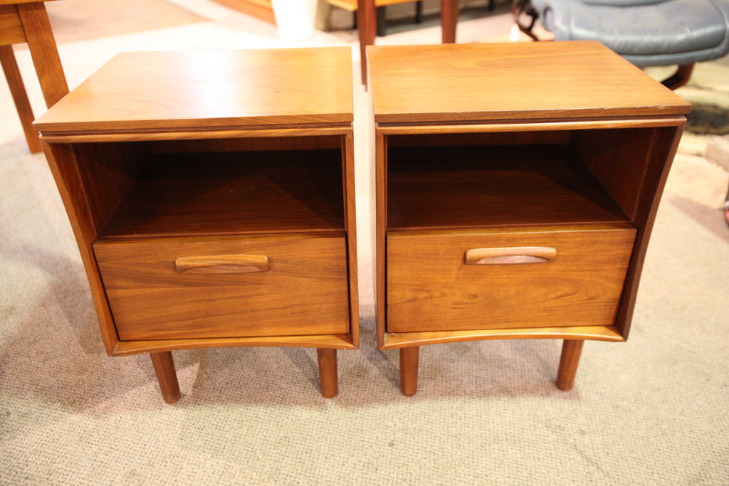 Set of 2 Vintage Imperial Walnut Night Stands (17.5"W x 15"D x 24"H)