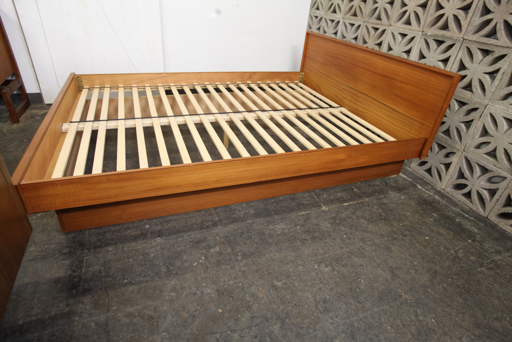 Vintage Queen Teak Bed / No Nightstands (63.75"W x 82.5"D x 29.5"H)