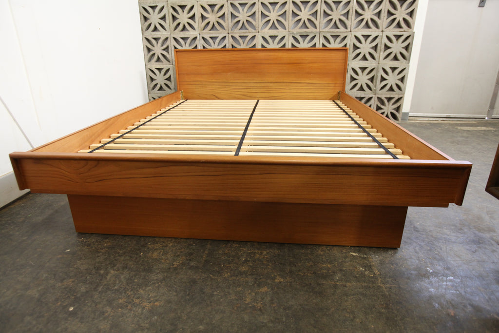 Vintage Queen Teak Bed / No Nightstands (63.75"W x 82.5"D x 29.5"H)