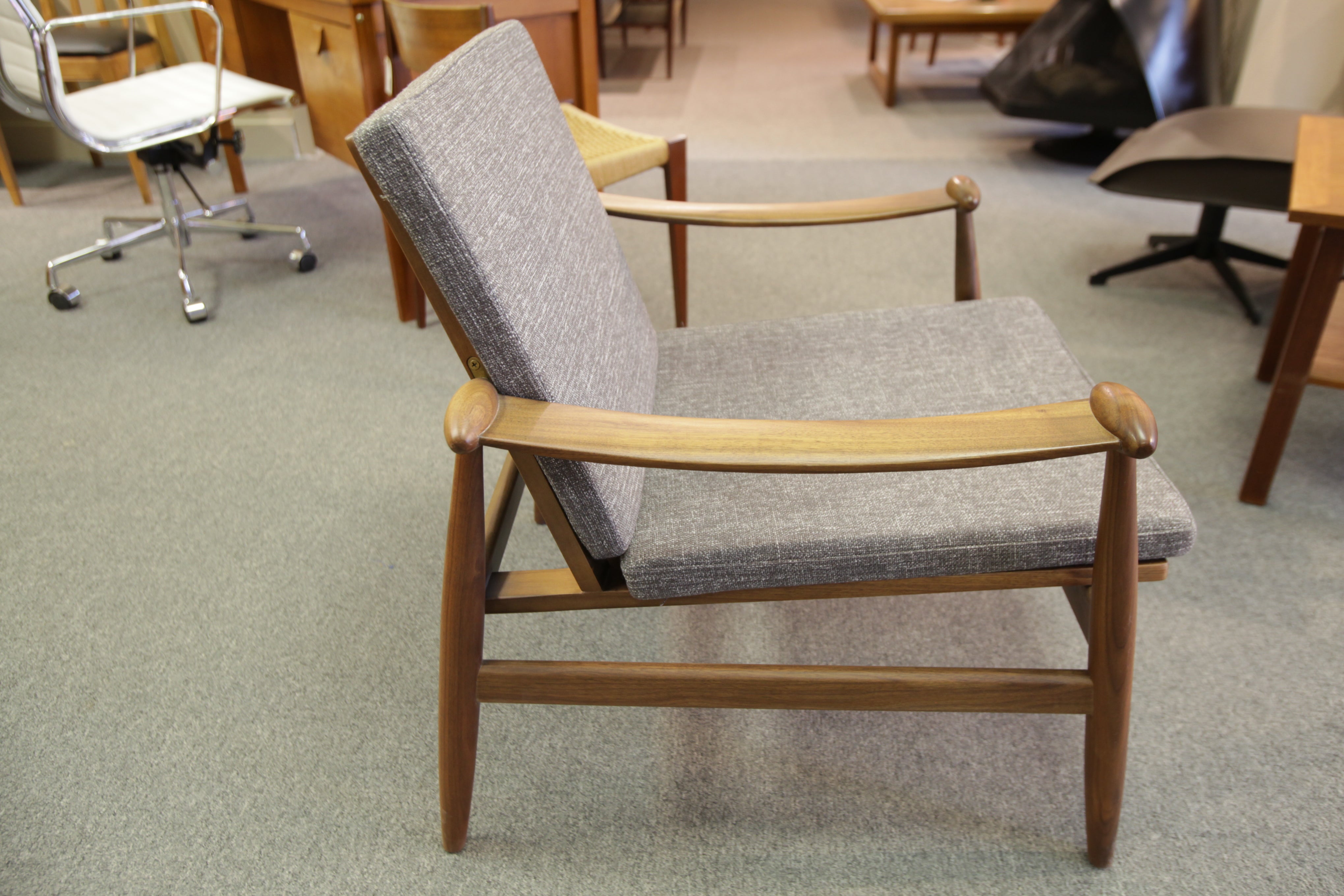 High Quality Finn Juhl Spade Chair Replica  / Walnut (29"W x 30"D x 31"H)