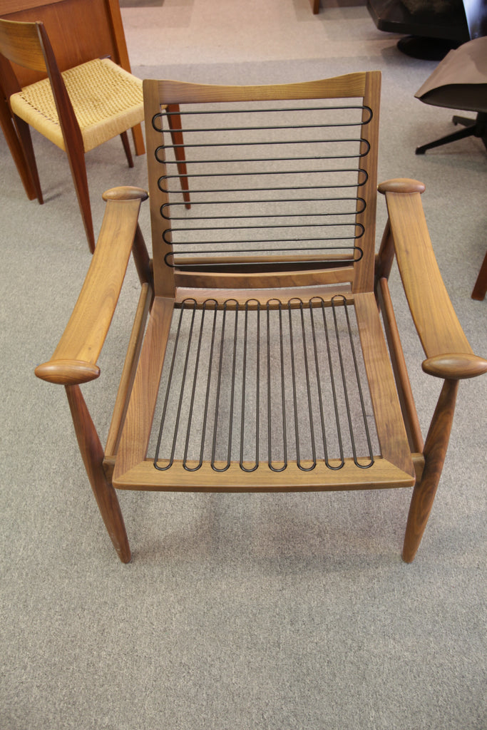 High Quality Finn Juhl Spade Chair Replica  / Walnut (29"W x 30"D x 31"H)