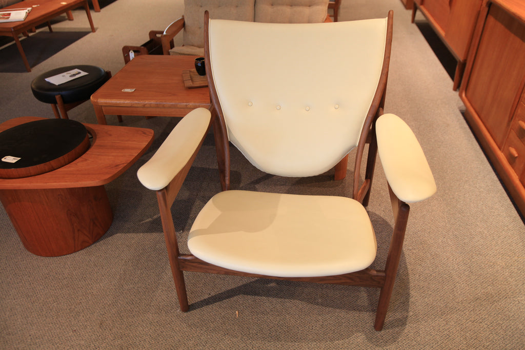 High Quality Replica Chieftain Chair (Walnut/Off White Leather) (39"W x 35"D x 37"H)