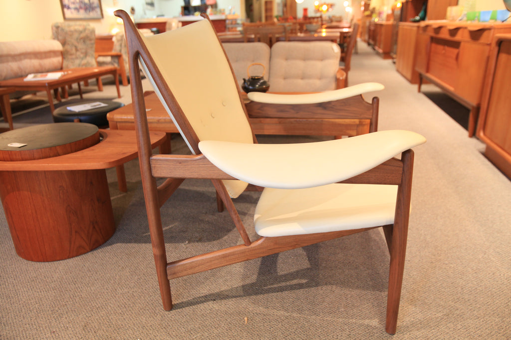 High Quality Replica Chieftain Chair (Walnut/Off White Leather) (39"W x 35"D x 37"H)